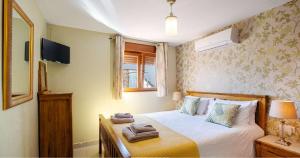 Un dormitorio con una cama con toallas. en Exceptional Costa del Sol Villa Apartment BALCON DE TORROX for 4 Heated pool Amazing views & quality, en Torrox