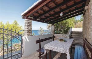 Ein Balkon oder eine Terrasse in der Unterkunft Gorgeous Home In Prigradica With Wifi