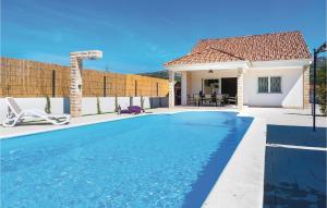 Bazén v ubytování Three-Bedroom Holiday Home In Sibenik nebo v jeho okolí