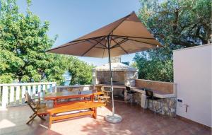 Balkón nebo terasa v ubytování Six-Bedroom Holiday Home In Sipan