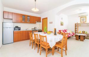 Kuchyň nebo kuchyňský kout v ubytování Six-Bedroom Holiday Home In Sipan