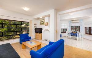 Televízia a/alebo spoločenská miestnosť v ubytovaní 2 Bedroom Lovely Apartment In Zidarici