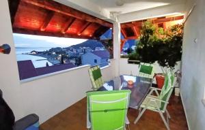 Posedenie v ubytovaní Apartment Omis With Sea View 04