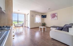 Kuchyň nebo kuchyňský kout v ubytování Beautiful Apartment In Rakovica