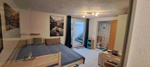 ein Schlafzimmer mit großem Bett und ein Badezimmer in der Unterkunft Private 1-2,5 -Zimmer-Wohnung mit Terrasse in Zülpich