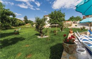 ein Hof mit Tischen und Stühlen auf einem Feld in der Unterkunft Holiday Home Nedescina 49 in Nedeščina + 60 Fotos