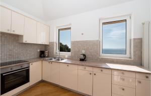 Η κουζίνα ή μικρή κουζίνα στο Six-Bedroom Holiday Home In Primosten