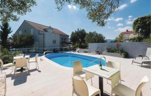 クチフェにあるStunning Home In Kuciste With Saunaのプールサイドのパティオ(テーブル、椅子付)