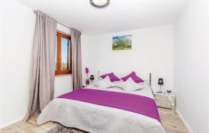 Posteľ alebo postele v izbe v ubytovaní Nice Apartment In Krk With Wifi