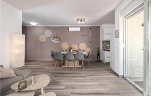 une salle à manger et un salon avec une table et des chaises dans l'établissement 3 Bedroom Nice Home In Kapovci, à Brusići
