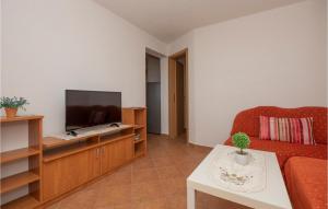 TV a/nebo společenská místnost v ubytování Apartment Podaca With Sea View 307