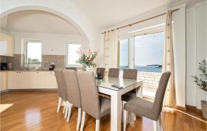 Η κουζίνα ή μικρή κουζίνα στο Six-Bedroom Holiday Home In Primosten