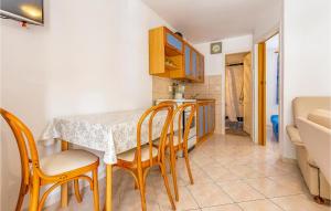 kuchnia i jadalnia ze stołem i krzesłami w obiekcie Apartment Krnica Xcii w mieście Krnica