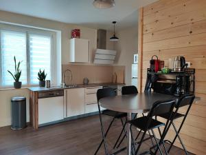Eldhús eða eldhúskrókur á Le spitzacker gîte familial au calme