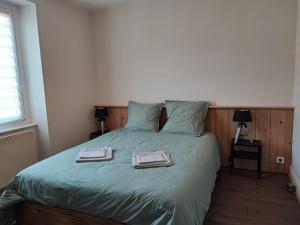 Rúm í herbergi á Le spitzacker gîte familial au calme