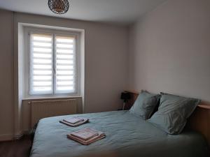 Rúm í herbergi á Le spitzacker gîte familial au calme
