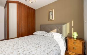 Posteľ alebo postele v izbe v ubytovaní Two-Bedroom Apartment In Podstrana