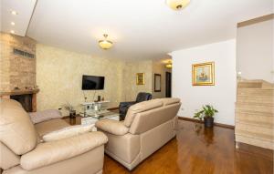 Televízia a/alebo spoločenská miestnosť v ubytovaní Two-Bedroom Apartment In Podstrana