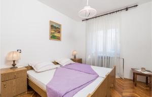 Postel nebo postele na pokoji v ubytování 3 Bedroom Nice Home In Barbat Na Rabu