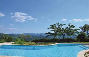 une piscine avec vue sur les montagnes dans l'établissement Amazing Home In Sainte Croix-À-Lauze, à Sainte-Croix-à-Lauze