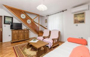 TV a/nebo společenská místnost v ubytování 3 Bedroom Nice Home In Barbat Na Rabu