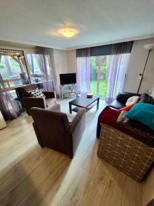 Χώρος καθιστικού στο Cosy chalet Veluwe with a spacious garden and veranda