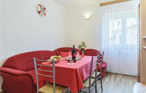 Posedenie v ubytovaní 2 Bedroom Lovely Apartment In Labin