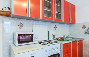 Kuchyňa alebo kuchynka v ubytovaní 2 Bedroom Lovely Apartment In Labin