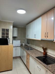 Kuchyňa alebo kuchynka v ubytovaní Precioso apartamento en primera linea.