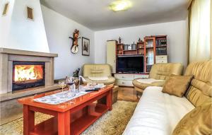 Χώρος καθιστικού στο Four-Bedroom Holiday Home In Lokvicici