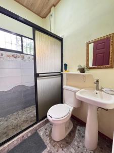 Koupelna v ubytování Casa Chilamate + 17 fotografií