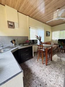 Kuchyň nebo kuchyňský kout v ubytování Casa Chilamate