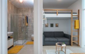 Ένα μπάνιο στο Beautiful Apartment In Plomin Luka