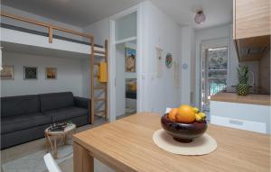 Χώρος καθιστικού στο Beautiful Apartment In Plomin Luka
