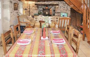 Posezení v ubytování 2 Bedroom Cozy Home In Douarnenez