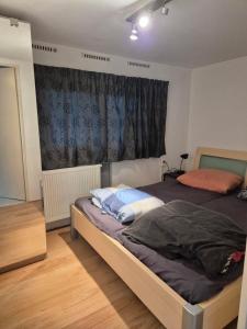 Ένα ή περισσότερα κρεβάτια σε δωμάτιο στο Cosy chalet Veluwe with a spacious garden and veranda