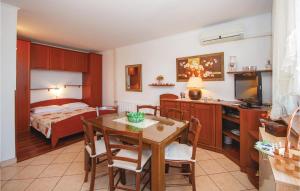 Kuchyň nebo kuchyňský kout v ubytování Beautiful Apartment In Lovran With Wifi