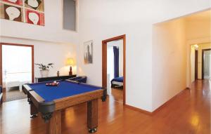 Τραπέζι μπιλιάρδου στο 5 Bedroom Amazing Home In Debeljak