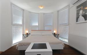 Ένα ή περισσότερα κρεβάτια σε δωμάτιο στο 5 Bedroom Amazing Home In Debeljak