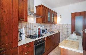 Kuchyň nebo kuchyňský kout v ubytování Beautiful Apartment In Lovran With Wifi