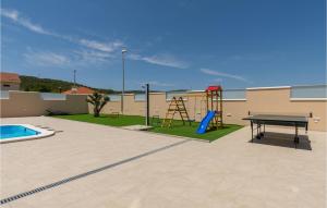 Piscina de la sau aproape de Nice Home In Dubrava Kod Sibenika