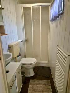 Ένα μπάνιο στο Cosy chalet Veluwe with a spacious garden and veranda