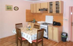 Kuchyň nebo kuchyňský kout v ubytování One-Bedroom Apartment In Orebic