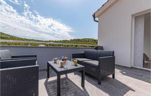 Balkón alebo terasa v ubytovaní 2 Bedroom Amazing Apartment In Bilice
