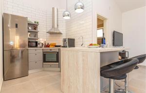 Kuchyňa alebo kuchynka v ubytovaní 2 Bedroom Amazing Apartment In Bilice