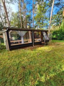 Κήπος έξω από το Cosy chalet Veluwe with a spacious garden and veranda +13 φωτογραφίες