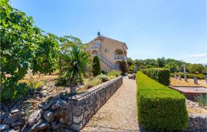 Κήπος έξω από το Nice Apartment In Rasopasno With Wifi