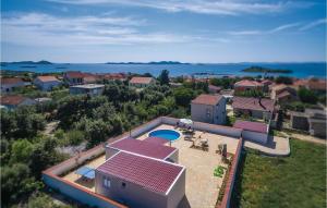 eine Luftaufnahme eines Hauses mit Swimmingpool in der Unterkunft Gorgeous Home In Pakostane With Kitchen in Pakoštane