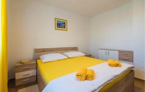 Posteľ alebo postele v izbe v ubytovaní 4 Bedroom Amazing Home In Benkovac