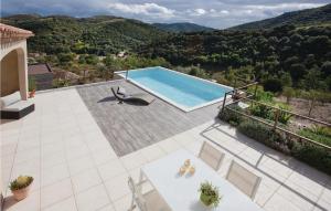 Cette villa dispose d'une piscine avec vue. dans l'établissement Awesome Home In St Nazaire De Ladarez, à Saint-Nazaire-de-Ladarez 26 autres photos